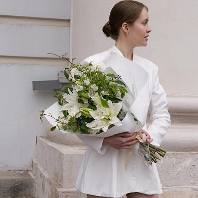 Букет с японской лилией